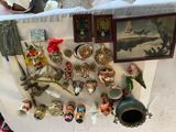une table sur laquelle se trouvent de nombreux objets