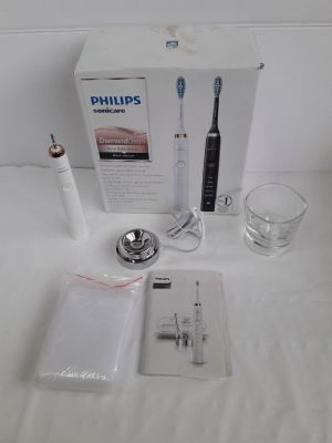 une boîte contenant une brosse à dents et un verre d'eau posée sur la table