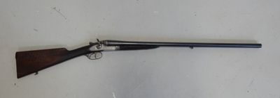 un fusil de chasse posé sur une table