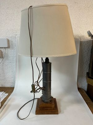 J/ Lampe à pied cylindrique en métal et socle en bois