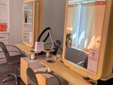 une pièce équipée d'un bureau, d'une chaise et d'un miroir