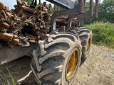 un tracteur garé sur le bord de la route