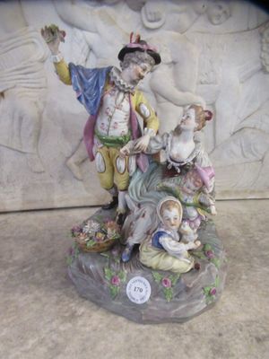 Groupe en porcelaine de Capo di monte H 32 cm L 24 cm (accid…