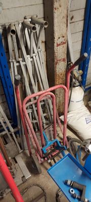 un tas d'outils posé par terre dans un garage