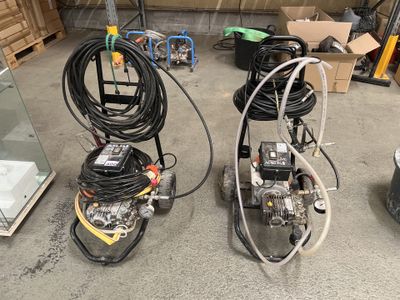 deux machines qui sont dans le garage