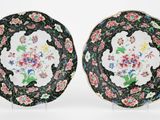 deux assiettes noires et blanches ornées de motifs floraux