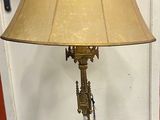 une lampe posée par terre près d'une porte