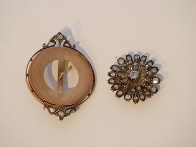 Broche ancienne et ronde à transformation centrée d’un fleur…