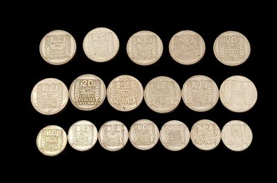 une image représentant un groupe de pièces d'argent sur fond noir