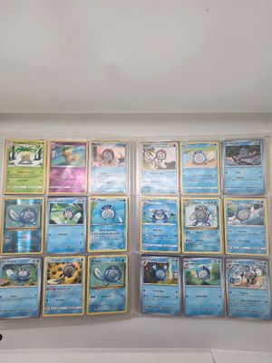 Il y a beaucoup de cartes Pokémon accrochées au mur dans cette pièce.