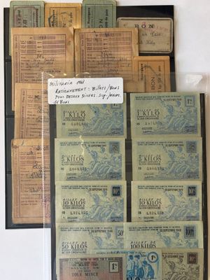 beaucoup de vieux billets de banque posés sur une table