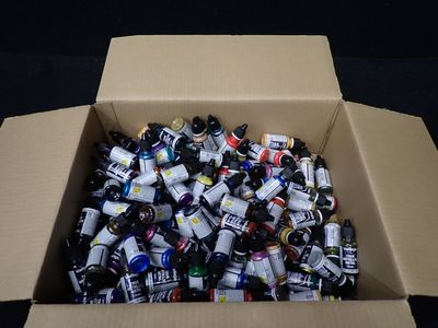 une boîte en carton remplie de canettes de bière sur fond noir