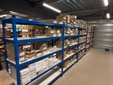 de nombreux cartons et boîtes sur les étagères de l'entrepôt