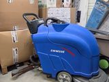 une machine bleue qui se trouve au milieu d'une pièce