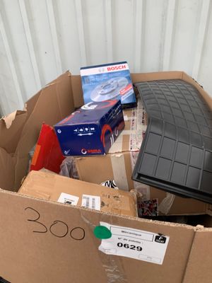 une boîte en carton remplie d'objets hétéroclites
