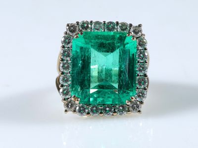 bague en émeraude et diamant sur fond blanc