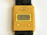 un gros plan d'une montre en or avec un bracelet noir