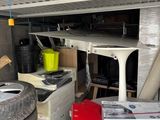 une pile de pneus posée sur une table dans un garage