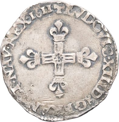 Gros plan sur une pièce de monnaie portant une croix