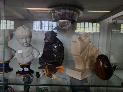 une vitrine en verre contenant de nombreuses statues