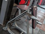 a machine that is sitting on the floor in a gym