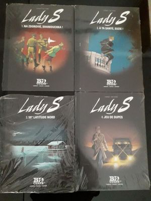 Quatre DVD du film « Lady S » sont posés sur une table
