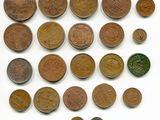 de nombreux types de pièces différents sur une surface blanche