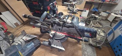 une machine posée sur le sol du garage