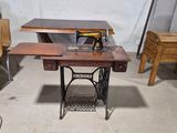 une machine à coudre posée sur une table dans une pièce