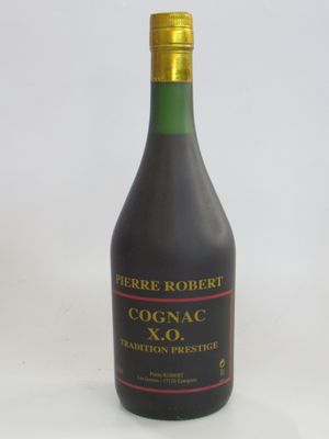 une bouteille de vin posée sur une table