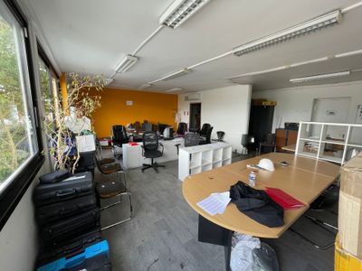 une photo d'une pièce avec une table et beaucoup de bagages