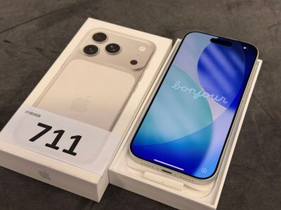Un iPhone 11 se trouve dans une boîte dont le couvercle est ouvert.