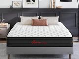 un lit avec un matelas posé dessus, dans une chambre