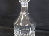 une bouteille en verre avec un bouchon, sur fond noir