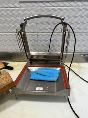 une machine posée sur une table, recouverte d'une serviette bleue