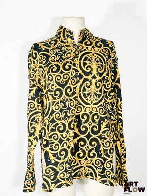 un t-shirt noir et doré avec un motif dessus
