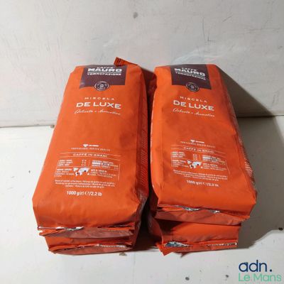 deux paquets de café posés sur une table