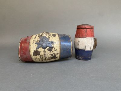 deux vases posés l'un à côté de l'autre sur une table