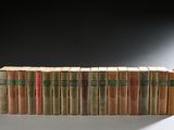 plusieurs vieux livres sont empilés sur une table