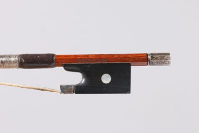 a bow that is attached to a string on a white background