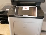 une imprimante posée sur un bureau