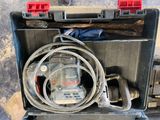 une boîte à outils contenant des outils et un tuyau