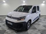 la camionnette blanche est garée sur un sol en damier dans le garage
