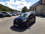 une voiture noire garée devant un bâtiment
