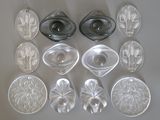beaucoup de plats en verre posés sur une table