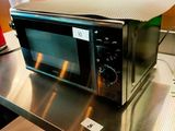 un micro-ondes posé sur une table dans une cuisine