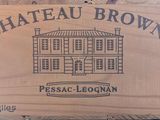 une boîte en bois sur laquelle est collée une étiquette portant l'inscription « Château Brown »