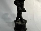 une statue représentant un homme portant un sac sur le dos