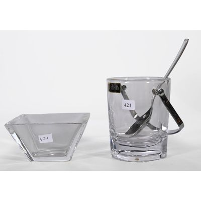 un verre d'eau avec une cuillère dedans, à côté d'un verre d'eau avec une cuillère dedans