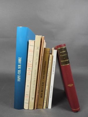 une pile de livres superposés sur une table